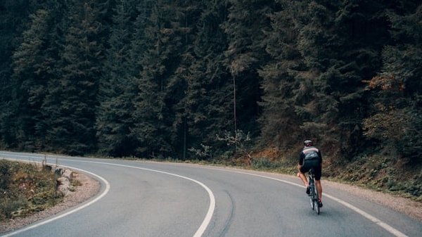 Comment gérer le cyclisme en milieu urbain avec une forte pollution sonore ?